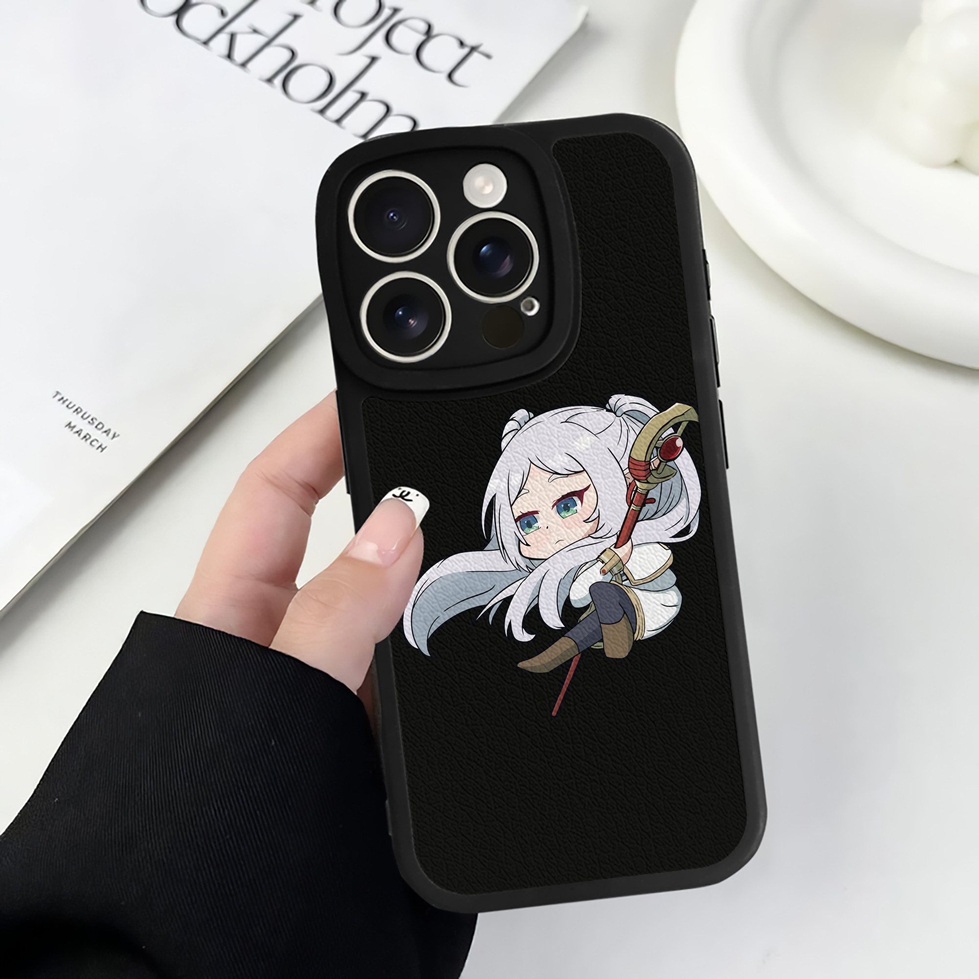 （画像用） 葬送のフリーレン Frieren 【iPhone 16シリーズ対応】シリコンスマホケース（レザー調） 材質：シリコン